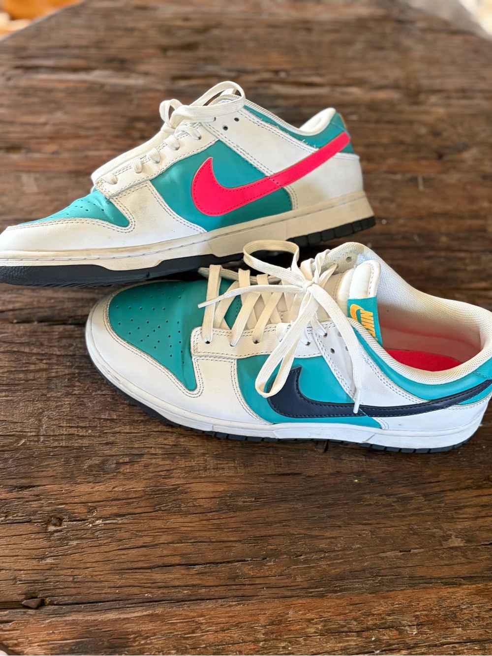 Nike Mens White and Teal Athletic Sneakers